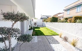 Airport Noa Modern Home
